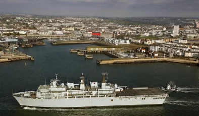Hırsızlar, İngiliz donanma üssünde bağlı olan gemiden 250.000 £ değerinde mazot çaldı