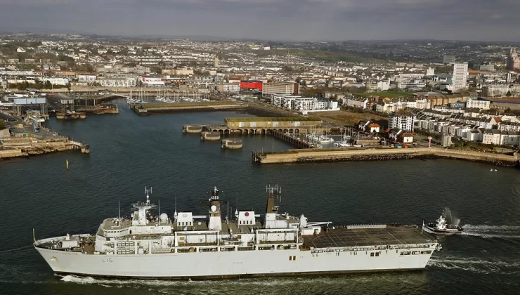 Hırsızlar, İngiliz donanma üssünde bağlı olan gemiden 250.000 £ değerinde mazot çaldı
