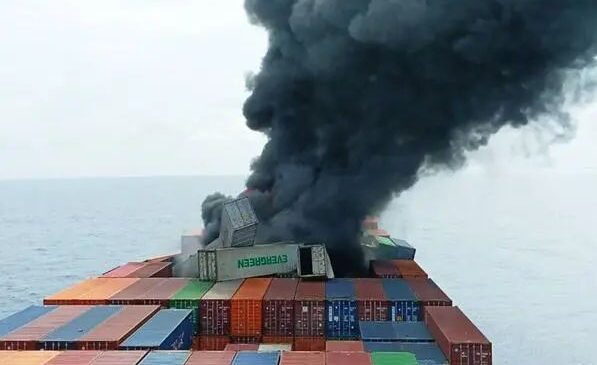 Singapur bayraklı konteyner gemisinde yangın