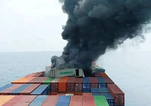 Singapur bayraklı konteyner gemisinde yangın