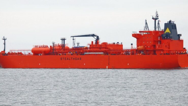 Amonyak tankeri limanda patlayarak battı