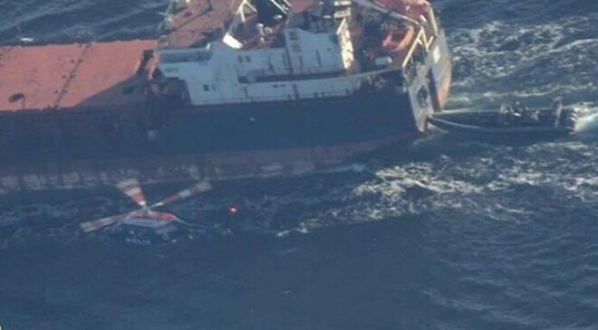 İSVEÇ ÇAKMA BAYRAKLI GEMİYİ KIYILARINDA TUTUKLADI