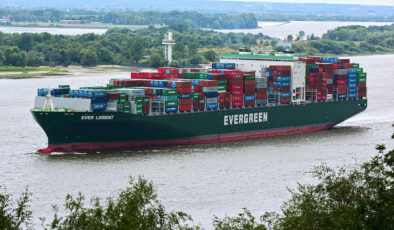 SİNGAPUR DA KONTEYNER GEMİSİNDE YANGIN