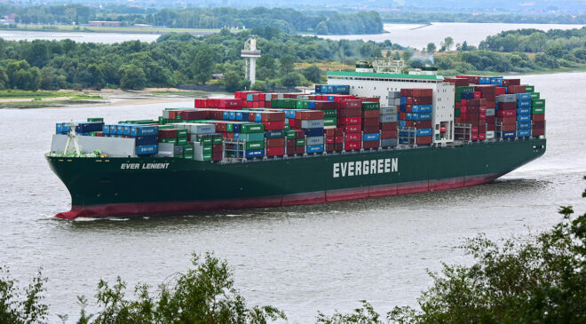 SİNGAPUR DA KONTEYNER GEMİSİNDE YANGIN