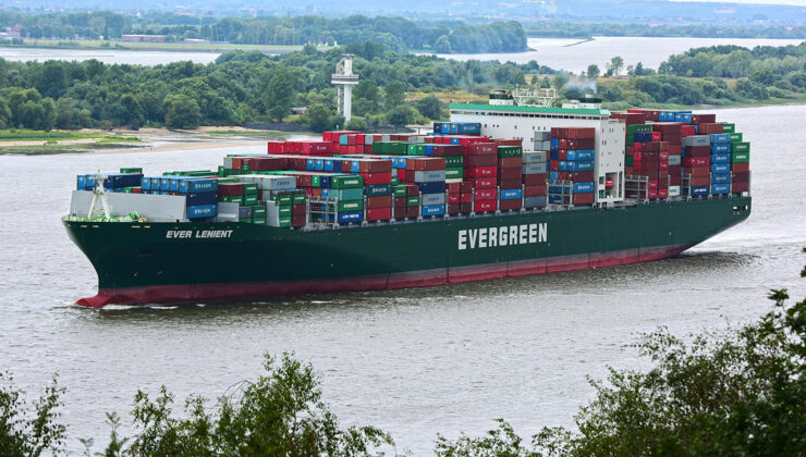 SİNGAPUR DA KONTEYNER GEMİSİNDE YANGIN